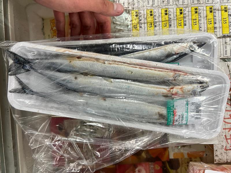 圖3、檢驗竹市「香北商行」所販售之「秋刀魚(有效日期2023.10.15)」檢出重金屬-鎘0.14mg/kg(容許量：0.05mg/kg)，不符規定，已命業者下架該項產品並移請來源所轄衛生局依法辦理