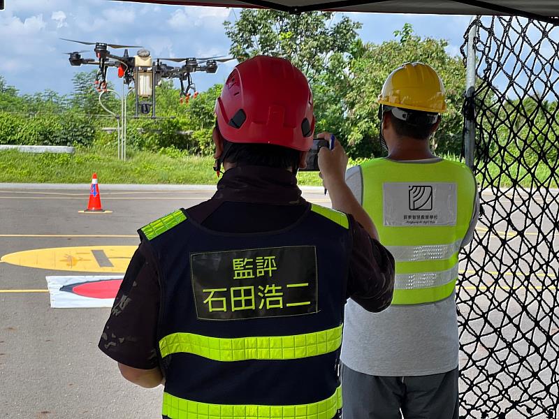 考生依監評下達無人機測驗科目指令飛行
