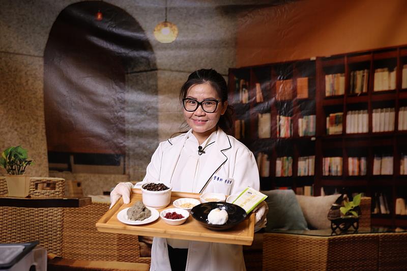 花蓮慈院營養科李安旂營養師，示範團隊設計的富含植物性蛋白質的黑Q養生月餅製作方法。