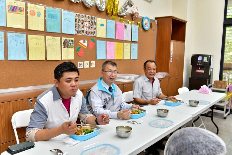 圖2：教育處長陳木金、學生家長會長陳建名、西門國小校長許慶恭關心學童營養午餐用餐情況。