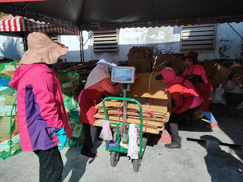 中秋送溫情! 臺東慰勉環保資源回收個體戶 守護家園齊心向前走