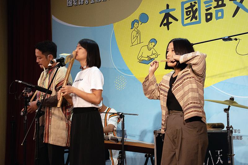 「112學年度全國大專校院學生本國語文競賽」開跑，邀請原住民樂團Minang帶來精彩的表演。