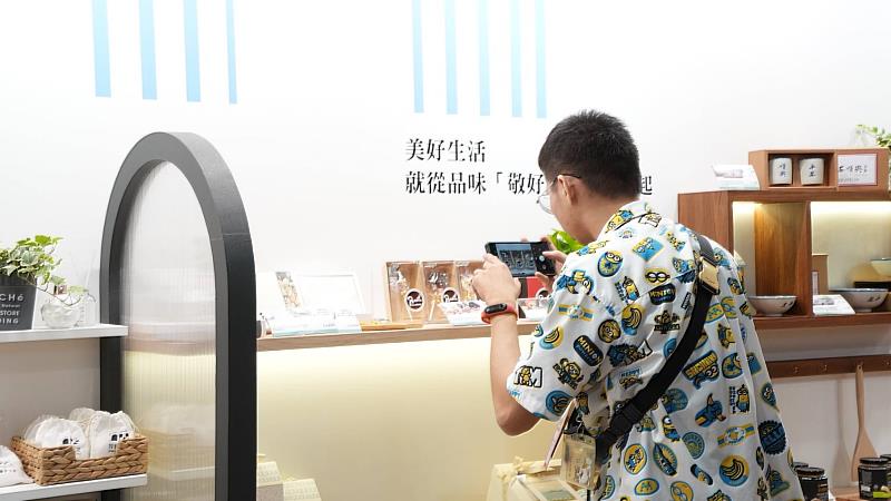 民眾參觀敬好生活展區