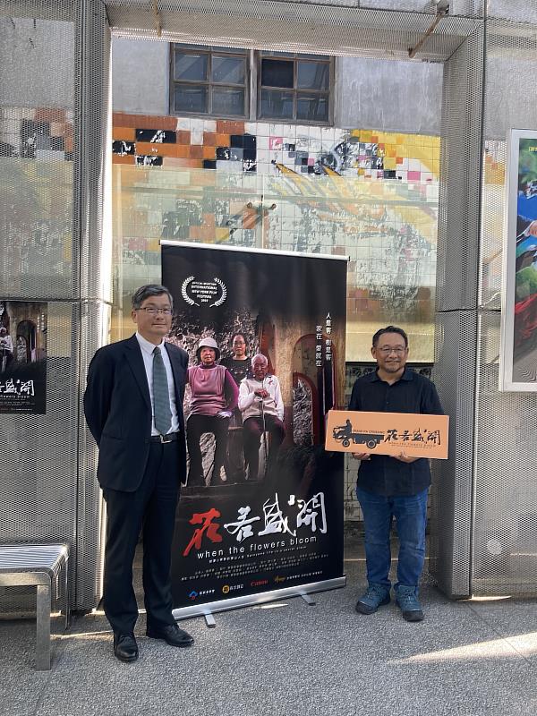 圖2 客委會楊長鎮主委(左)與導演邱銘源(右)一同合影