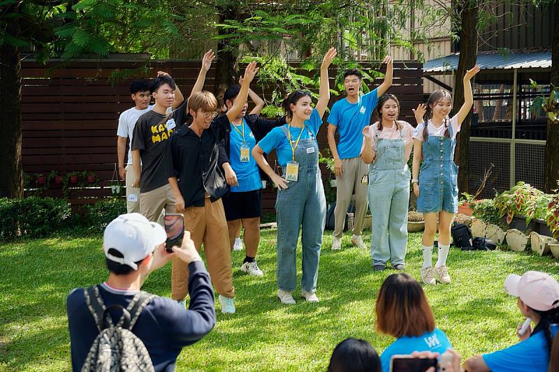 義守大學透過活動讓不同文化背景的學生相聚在一起，同時也搭起本國學生與境外生友誼的橋樑(照片來源：義守大學提供)。