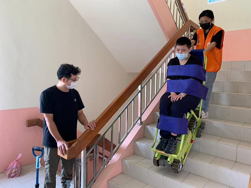 若有老公寓垂直移動的問題，可藉由爬梯機的協助，幫助病友們出得了門，重拾幸福生活。