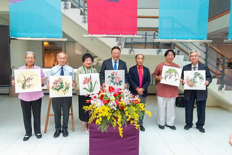 日前中華大學舉辦「嶺南風韻－林伯墀近作展」開幕茶會，吸引許多喜愛藝術的嘉賓前來觀禮祝賀。(左起至右為藝文中心主任唐曉蘭、中華大學創辦人林政則、廣州高劍父紀念館名譽館長陳小容、中華大學校長劉維琪、藝術家林伯墀、華梵大學東方人文思想研究所助理教授胡九蟬、逸亭詩學會長黃昭豐。)