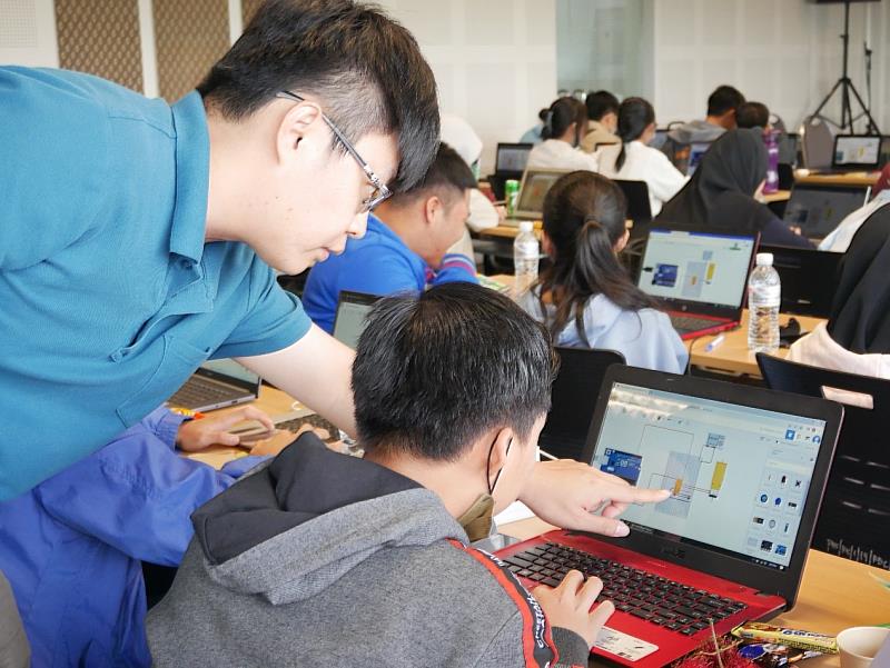 學生於電腦上操作模擬開發版，簡暐哲老師細心指導。