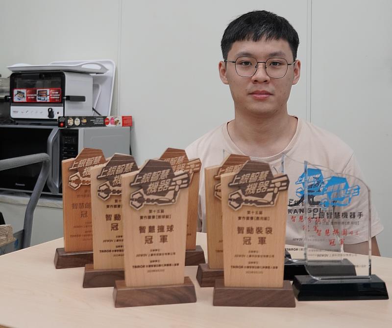 臺科大電機工程系碩一黃柏笙同學與連續3年獲得上銀智慧機器手實作競賽獎牌合影。