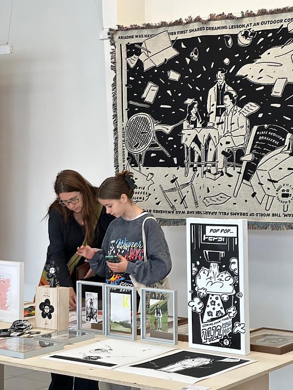 經駐捷克代表處文化組媒合，臺北插畫藝術節與捷克LUSTR插畫藝術節合作，展出劉正堃（Abei Liu）、丁原生（Austin Tzeng）及李冠瑱（LIKUANZHEN）共3位臺灣插畫家的作品，臺式獨特畫風吸引捷克民眾駐足。