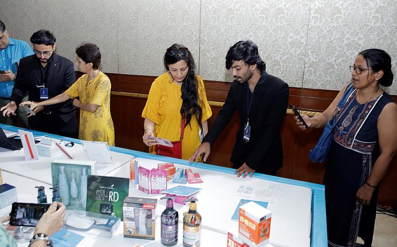 貴賓及媒體參觀亮點產品。(貿協提供)