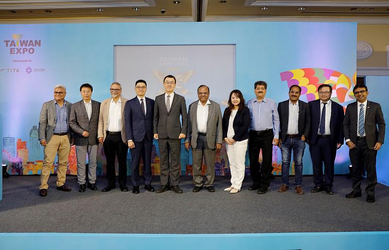 貴賓合照。馬哈拉施特拉邦印度醫學協會(IMA)會長Dr. Ravindra Kute(中)，BNI商會會長Mr. Vikram Mathur(左三)，貿協副處長鄭凱仁，駐孟買台北經濟文化辦事處處長張均宇(左五)。(貿協提供)