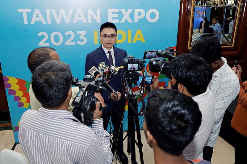 媒體採訪貿協鄭凱仁副處長。(貿協提供)