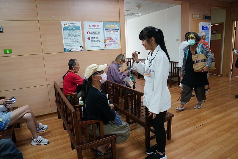 陳姿晴營養師以中秋節 美食「腎」選為題進行衛教，民眾也踴躍提問。