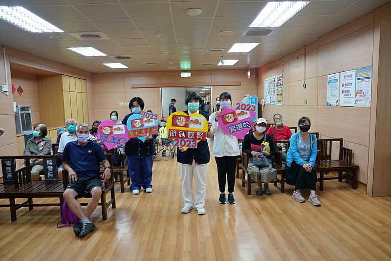 病友會結束後，林欣穎組長(站立者左一)、陳姿晴營養師(站立者右一)、個案管理師蔡鶴齡(站立者中)，一起感恩病友踴躍出席。