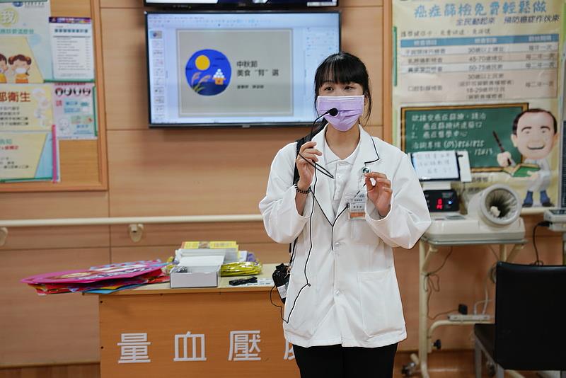 陳姿晴營養師建議，中秋節應景食品月餅，腎臟病友可善用與親朋一起分食減少熱量攝取，而且紅豆、綠豆等全榖雜糧類內餡，磷含量較高，應盡量避免。