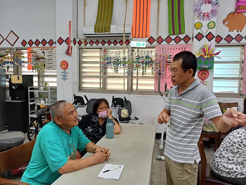 向部落說明原住民族依生活慣俗採取森林產物規則及林下經濟業務，族人反應熱烈。