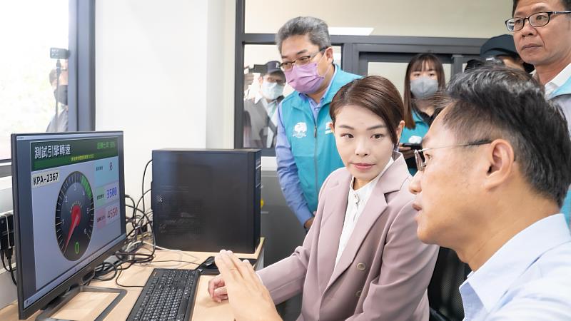 高市長與環境部大氣環境司司長蔡孟裕共同視察排煙檢測站。