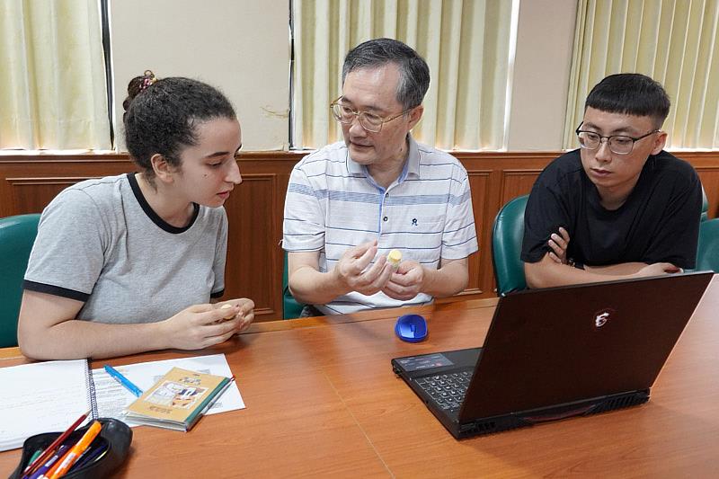 蘇莉娜(左)認真參與大葉大學環工系碩士班課程討論