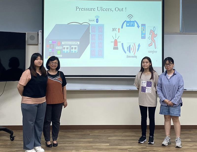 元培護理系陳佩英老師(左二)指導護理系學生顏敏菲(右一)、李佳樺(右二)、廖怡娟(左一)參加2023烏克蘭國際發明展榮獲金牌