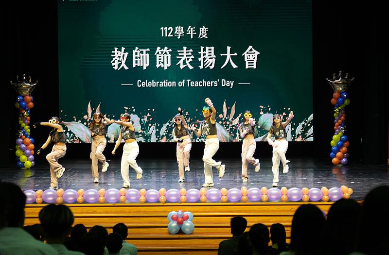 專科部學生「舞動青春」表演,為教師節表揚大會熱情開場。