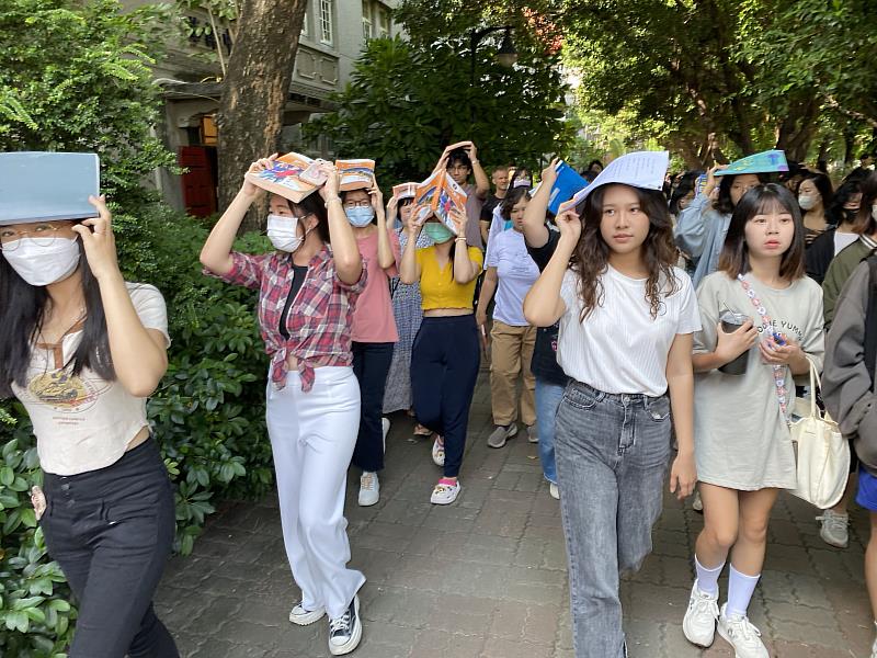 師生迅速疏散至操場