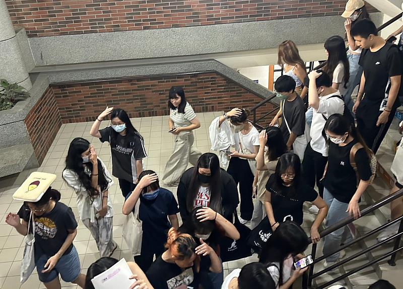 學生有秩序地到操場避難