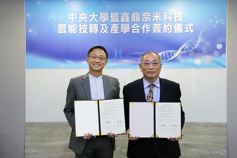 中央大學顏上堯副校長（右）與鑫鼎奈米張培俊總經理（左）完成產學合作簽約儀式。