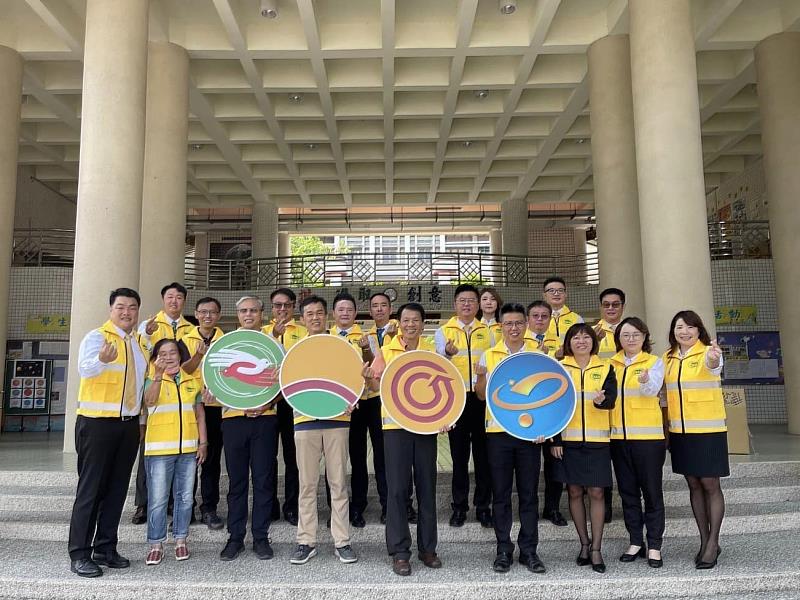 永慶加盟四品牌台南區經管會共同捐贈導護背心給台南市的國中小學，提升導護人員安全