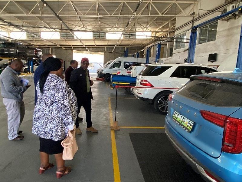 技術團、學校單位參觀Stucky Motor位於Manzini門市之車輛維修區