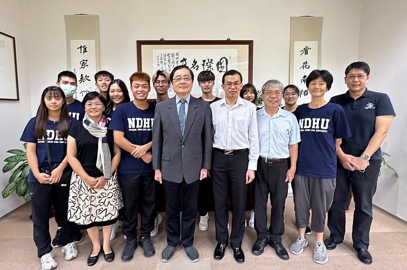 馬來西亞沙巴亞庇崇正中學校長鄭展興拜會東華大學趙涵捷合照。