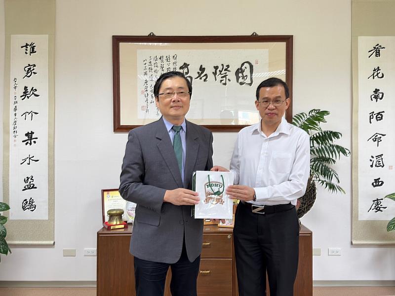 東華大學趙涵捷致贈禮物予鄭展興校長。