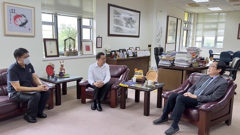 沙巴亞庇崇正中學鄭展興校長與東華大學趙涵捷交流意見。