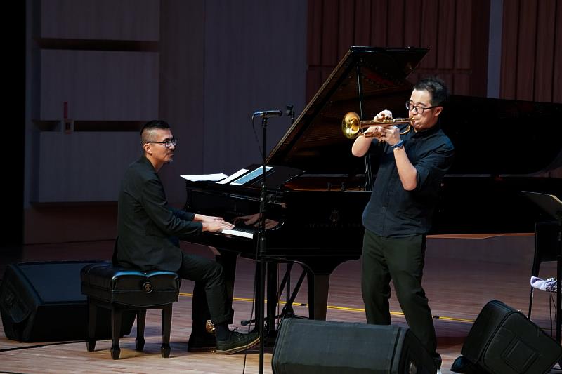 音樂會尾聲，藝術中心主任魏廣晧老師擔任嘉賓與樂手共同演奏。