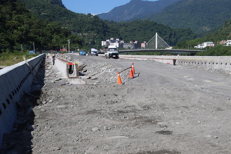 縣長饒慶鈴視察知本溫泉聯外龍馬大道工程 預計明年4月通車 持續提升在地交通及觀光品質 打造新風貌