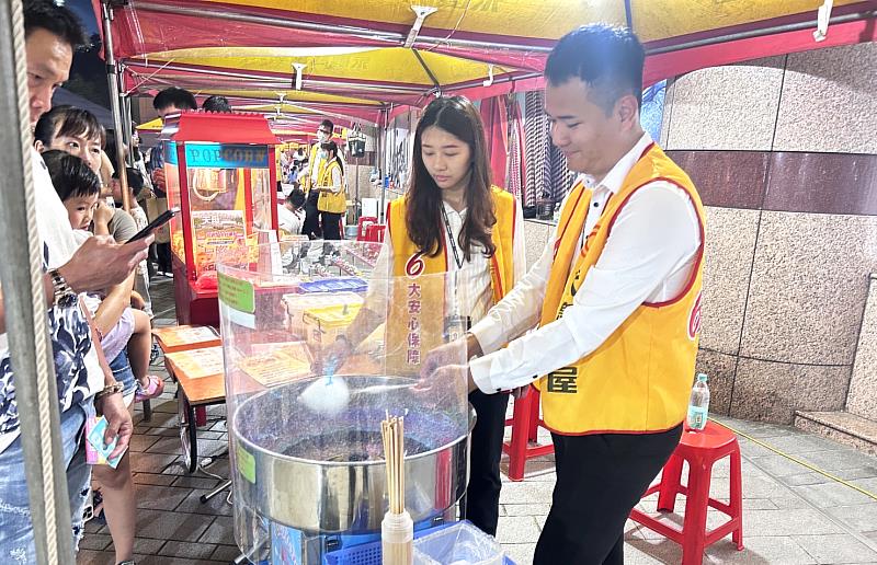 永慶房屋熱情響應中秋節活動，與里民一起設立攤位，準備棉花糖、爆米花等物資，讓活動更熱鬧。