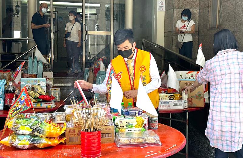 永慶房屋協助里長與社區委員會舉辦活動，主動擔任活動志工，讓每場活動圓滿順利。