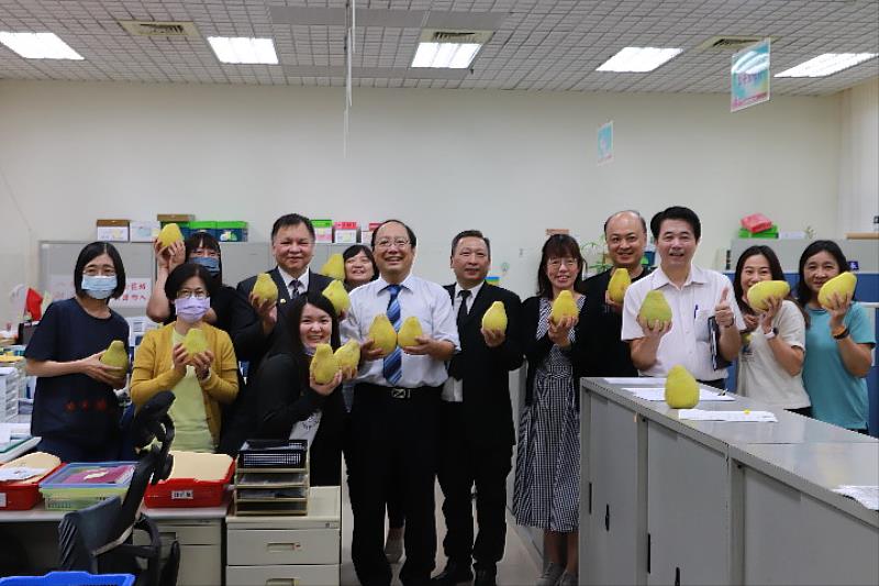 臺南市驗光生公會贈送文旦柚向中華醫大教職同仁祝賀教師節