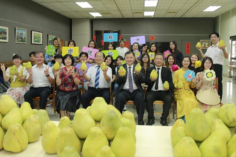 感謝臺南市驗光生公會贈送文旦柚賀節，中華醫大師長和外籍生開心歡度教師節和中秋節
