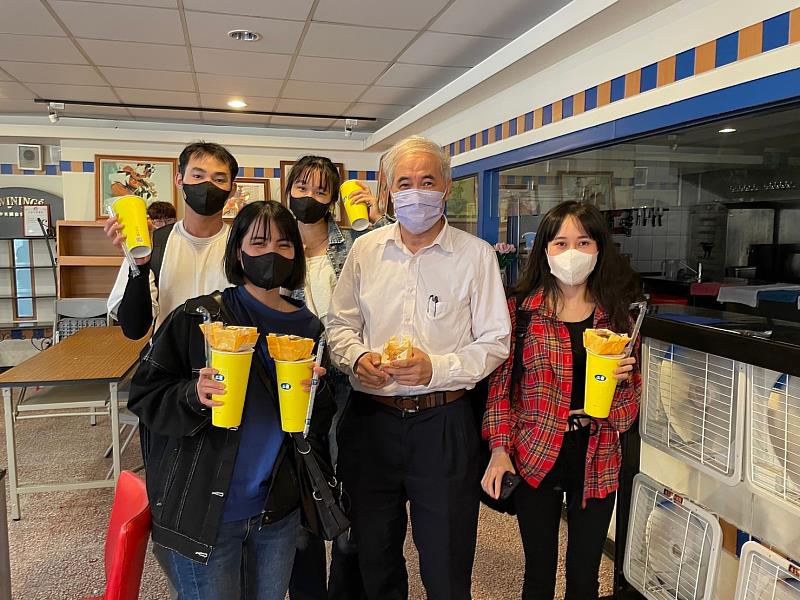 圖/學生們一邊手拿大杯珍奶與蛋黃酥，與中華大學教務長林育立(前排中間)合影留念，臉上盡是滿足。
