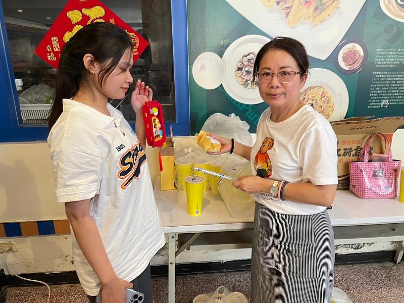 圖/國際專修部學務組長莊英慧(右)為學生送上蛋黃酥與飲料，讓異鄉學子感受滿滿溫暖。