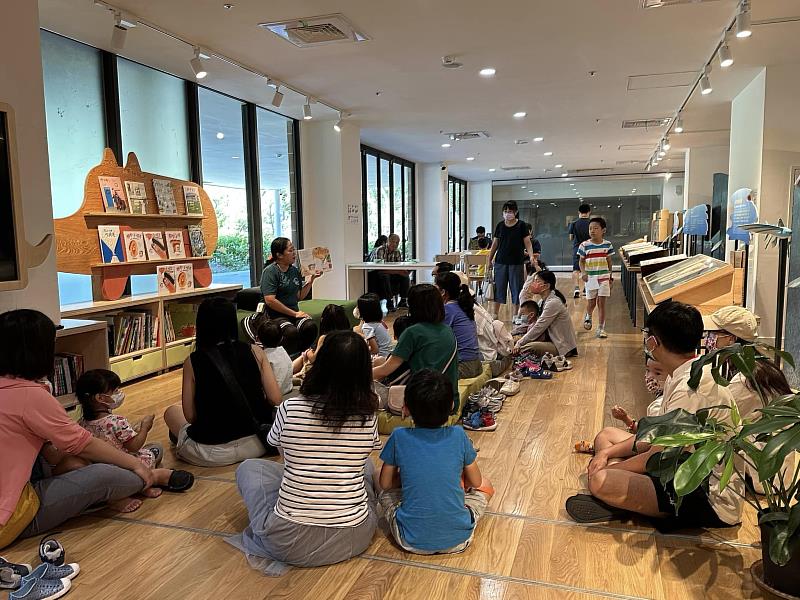 史前館與種子樹屋合作,精心挑選主題繪本,特別在中秋佳節安排品格教育繪本故事活動。