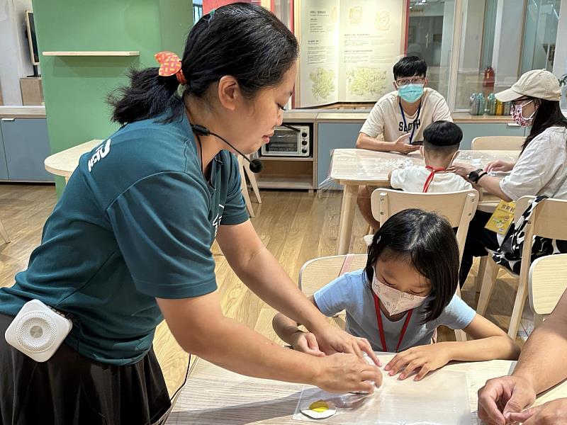 親子共讀繪本、聽故事,並一同進黏土動手作活動。