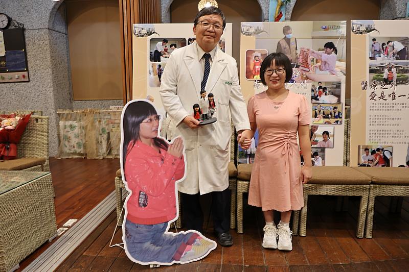陳英和院長拿著陳團治贈予的公仔,與九年前的團治照片和現在的團治開心合影。