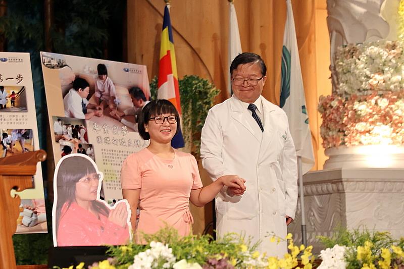 陳團治牽著陳英和院長的手，步履穩健地上臺，感動分享重獲新生的經驗。