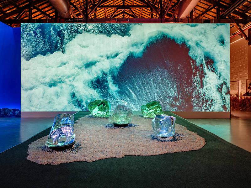 「跳浪穿山」展區以望遠鏡的廣幅,將陸地視角轉換為自海洋出發的世界觀,島嶼與海洋的關係不再是汪洋小島的孤立投射,而是以島、以海相連的群島之洋。(定影影像工作室攝影)