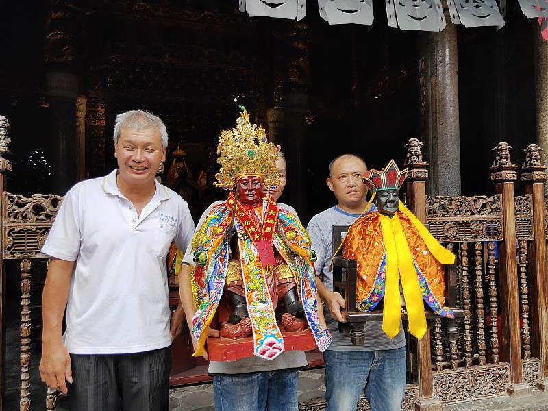 迎尪公人員捧著神像準備離開