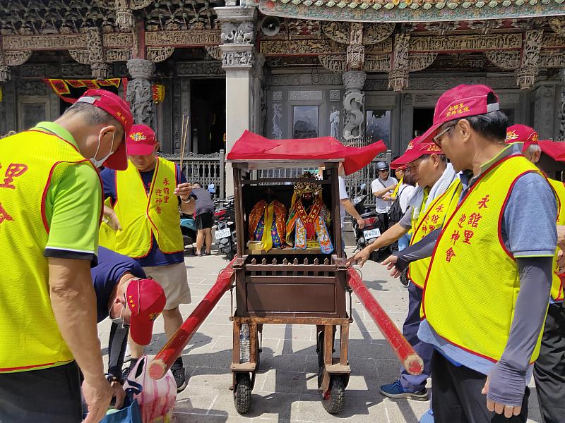 各聚落(里)將尪公安放在神轎裡準備迎回聚落(里)祭祀