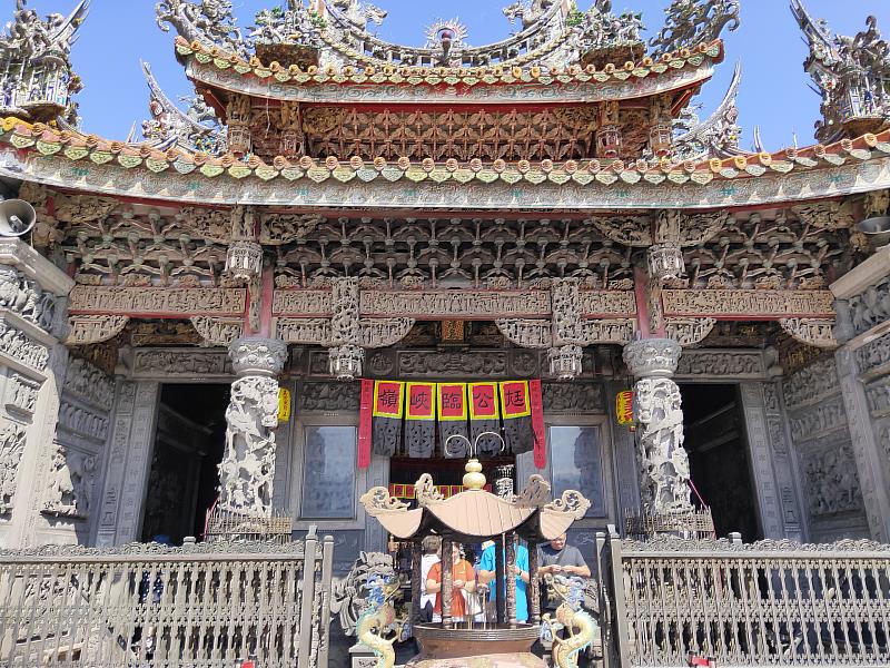 三峽祖師廟門口，大門上掛上尪公臨峽嶺，代表迎尪公儀式開始