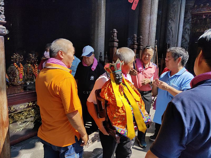 各聚落(里)代表小心翼翼迎尪公及清水祖師